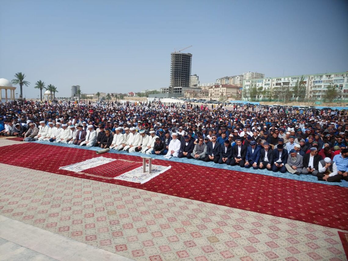 Ақтауда 2000 адам тасаттық намазын оқыды
