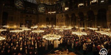 В мечети Айя-София впервые за 88 лет прочитали таравих-намаз