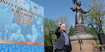 В Алматы открыли памятник оперной певице Розе Баглановой