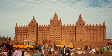 Уникальная глиняная мечеть в Африке, оказалась под угрозой разрушения