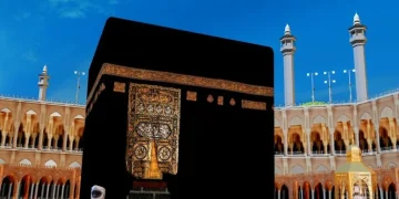 Каабу накрыли покрывалом кисвой