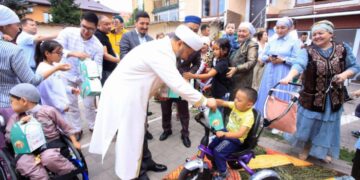 Муфтий посетил реабилитационный центр и раздал подарки детям