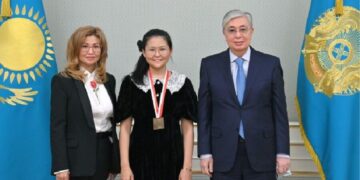 Президент Казахстана поздравил шахматистку Бибисару Асаубаеву с наградой