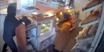 Мұсылман әйелі балтамен қаруланған тонаушыны шүберекпен қуып шықты