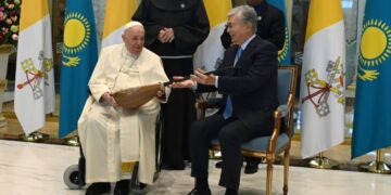 Президент Казахстана подарил Папе Римскому домбру