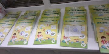 ШҚО: Балаларға қазақ тіліндегі оқулықтар берілді