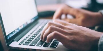 Женщину из Мангистау оштрафовали за распространение запрещенных аудиолекций