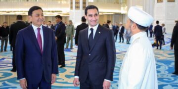 Президент Туркменистана посетил Главную мечеть города Астана
