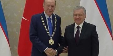 Мирзиеев наградил Эрдогана орденом «Имама Бухари»