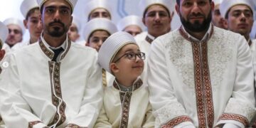 В Турции прошла церемония выпуска сотен студентов курсов Корана