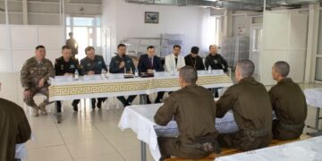 «Иман» мешітінің имамы әскерилермен жүздесті