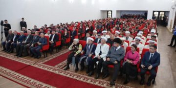 Дархан Кыдырали встретили с населением Жанааркинского района