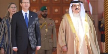 Президент Израиля впервые с визитом побывал в Бахрейне