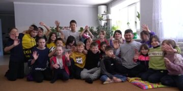 33 бала асырап алған ерлі-зайыпты: Тағы 20 бала алғымыз келеді