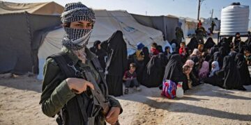 Франция вернула из Сирии 15 женщин и 32 детей