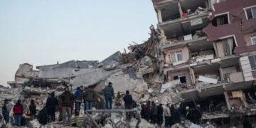 В Турции арестованы 247 лиц, причастных к строительству обрушившихся зданий