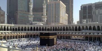 Главная мечеть Мекки получила 12 стеклянных куполов весом 300 тонн