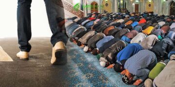 Можно ли проходить перед молящимся?