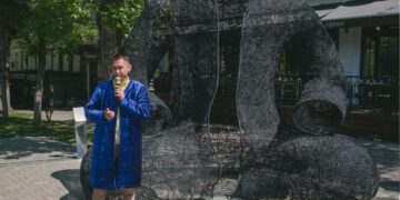 В Алматы открыли необычный арт-объект «Қара Шапан»