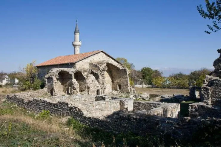 Источник фото - www.culture.ru. Развалины мечети.