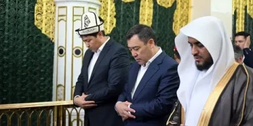 Тоқаевтан кейін Жапаров та Пайғамбар мешітінде намаз оқыды