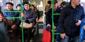 Жасөспірім үлкенге орын беруге міндетті ме?