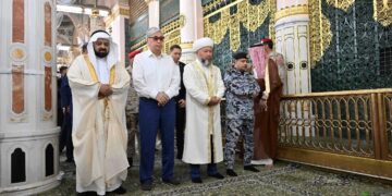 Глава государства совершил зиярат к могиле Пророка Мухаммеда