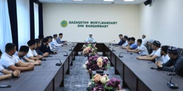 «Хасеки» институтына түскен шәкірттермен кездесті