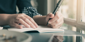 Солақай адамға оң қолмен тамақ жеу міндетті ме?