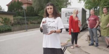 Иранская художница пропустила через терку Коран