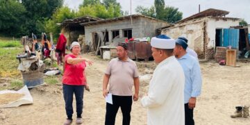 Жетісу облысы: Бас имам жауын-шашыннан зардап шеккен отбасылармен кездесті