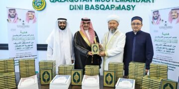 Посол КСА передал 50 тысяч экземпляров Корана верующим Казахстана