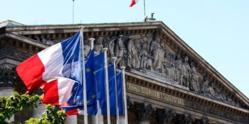 Госсовет Франции одобрил запрет на ношение в школах абайи