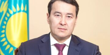 Алихан Смаилов поздравил казахстанцев с Днем Республики