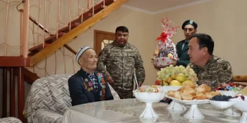 Қарулы күштер өкілдері соғыс ардагерін құттықтады