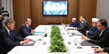 Спикер Сената встретился с участниками XXI заседания Секретариата Съезда