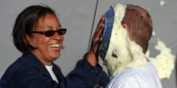 Туған күнде адамның жүзіне тортпен ұру әдеті дұрыс па?