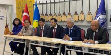 Для казахской диаспоры Стамбула открыли курсы домбры