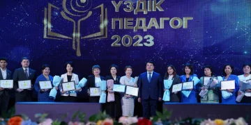 Министр үздік мұғалімдерге 3,5 млн теңгеден берді