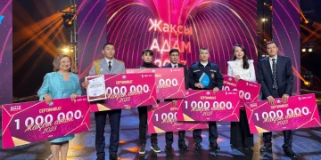 Телеканал Jibek Joly героям из народа вручил по 1 млн тенге