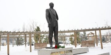 В Алматы открыли памятник Мустафе Кемалю Ататюрку