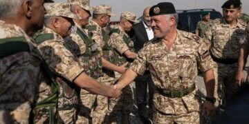 Король Иордании принял участие в сбросе гуманитарной помощи в Газу