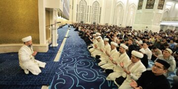 Муфтий принял участие в таравих-намазе в Главной республиканской мечети