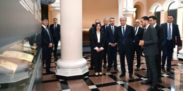 Кыпчакские рукописи показали Токаеву в Армении