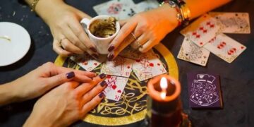 В Кыргызстане запретят рекламу гадалок и экстрасенсов