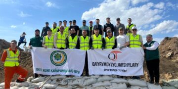 Группа волонтеров ДУМК принимает участие в укреплении дамбы в Атырау