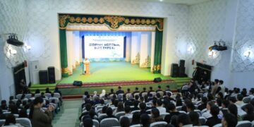 Түлектерге тілек айтты