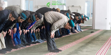 Коллеги советуют совершать намаз вместе с ними…