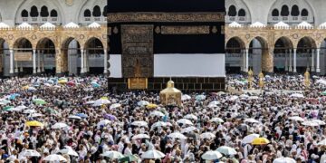 Мекке и Медине сократили время пятничной молитвы из-за жары