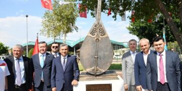 В Анталье состоялось торжественное открытие памятника домбре